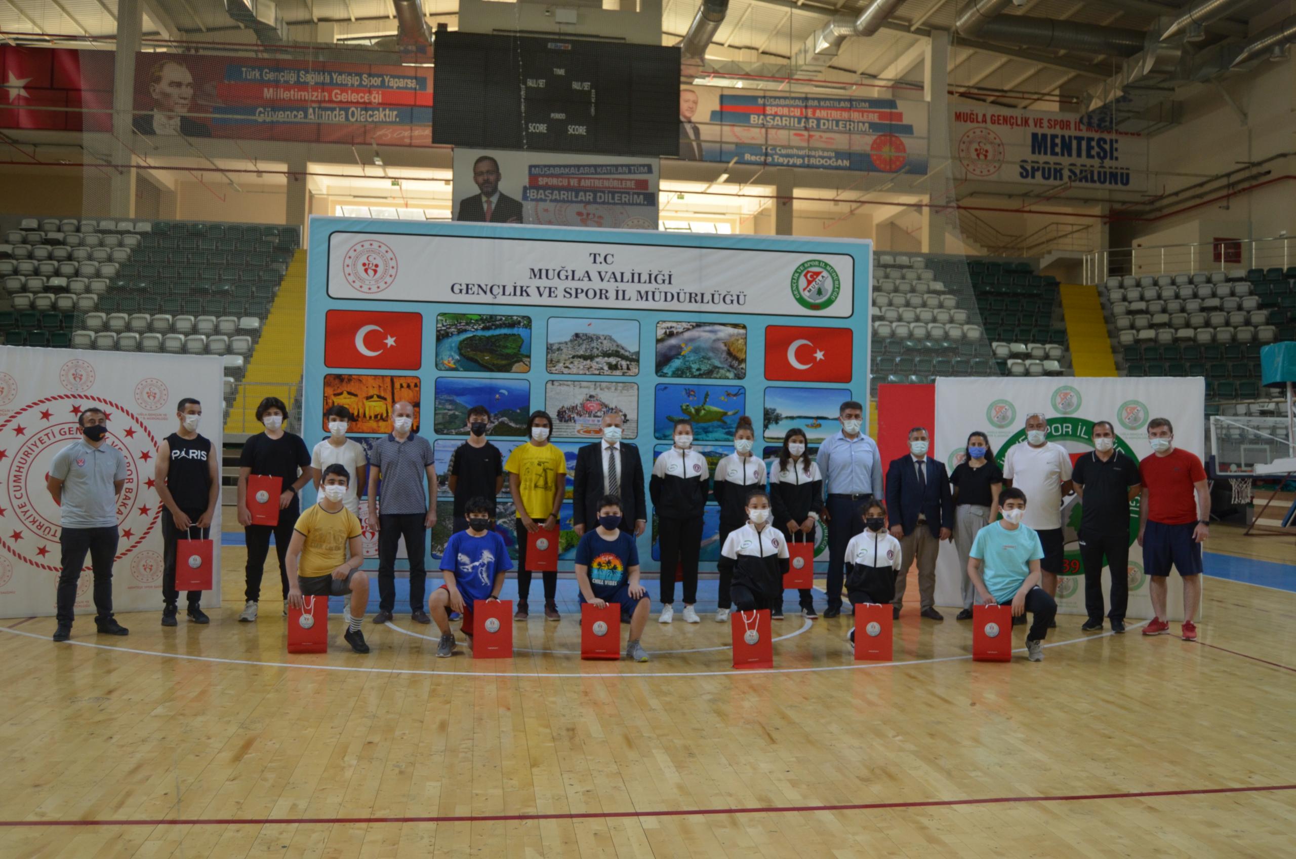 Sporcular ödüllendirildi