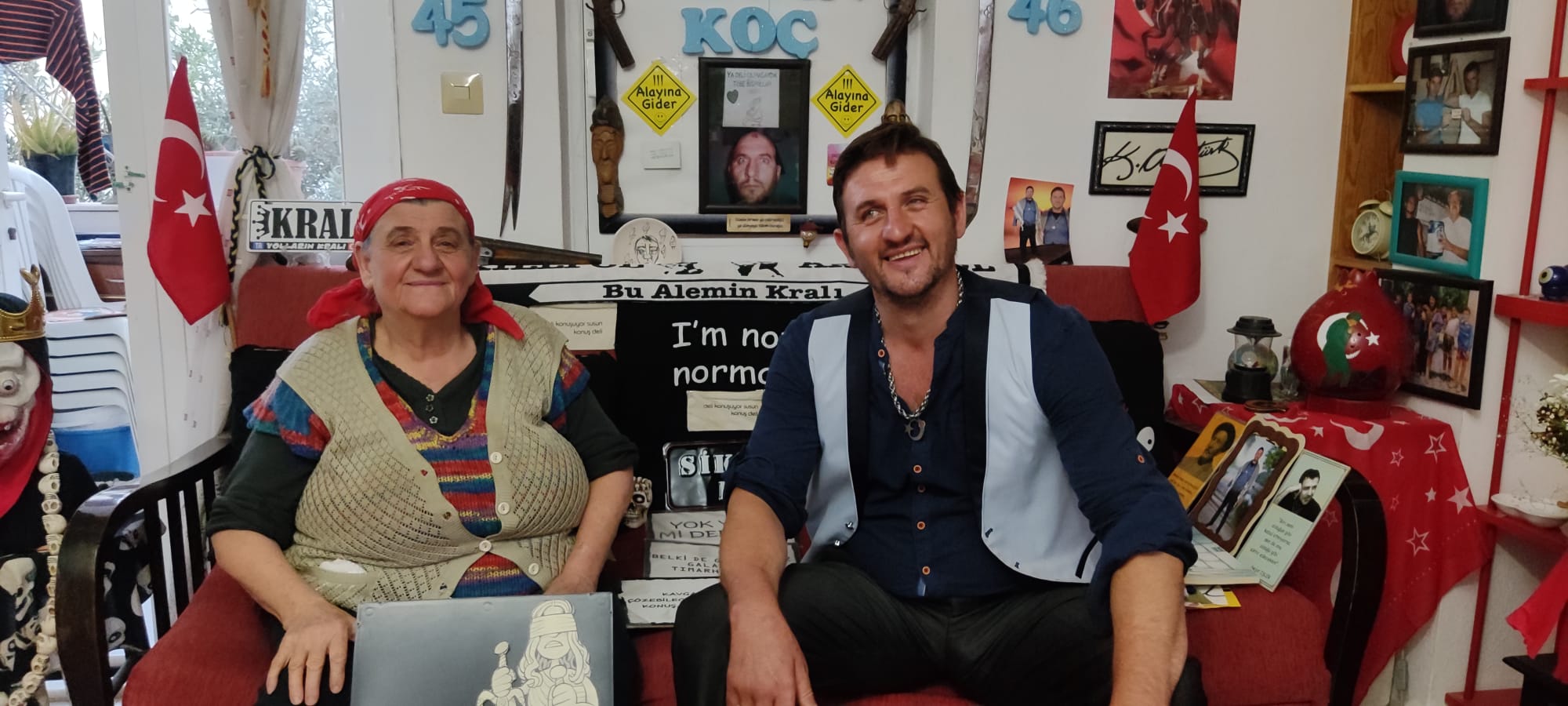 Atatürk'e sevgilerini evlerinin odalarında sergiledikleri posterlerle yaşatıyorlar