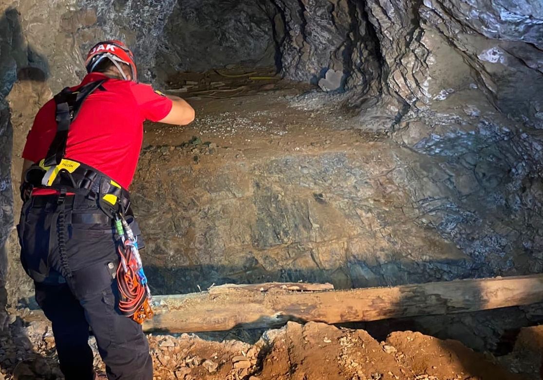 atıl durumdaki maden ocağında kuyuya düşen genç kurtarıldı