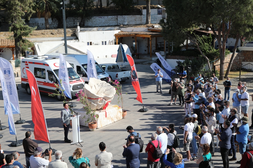 sünger avcıları anısına yapılan 17 tonluk heykel törenle açıldı