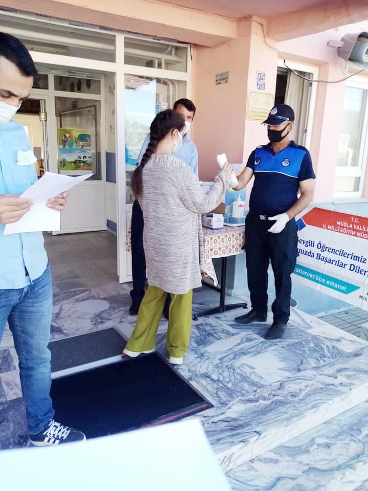 SINAVA GİREN ÖĞRENCİLERE KUMANYA TEMİN EDİLDİ