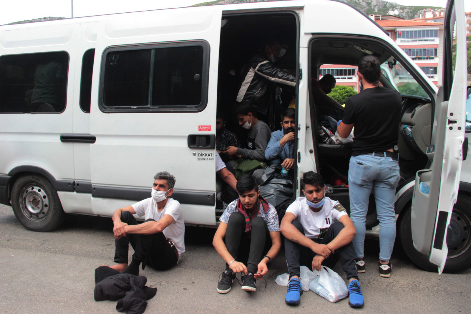 sürücüsü "dur" ihtarına uymayan minibüsten 34 düzensiz göçmen çıktı