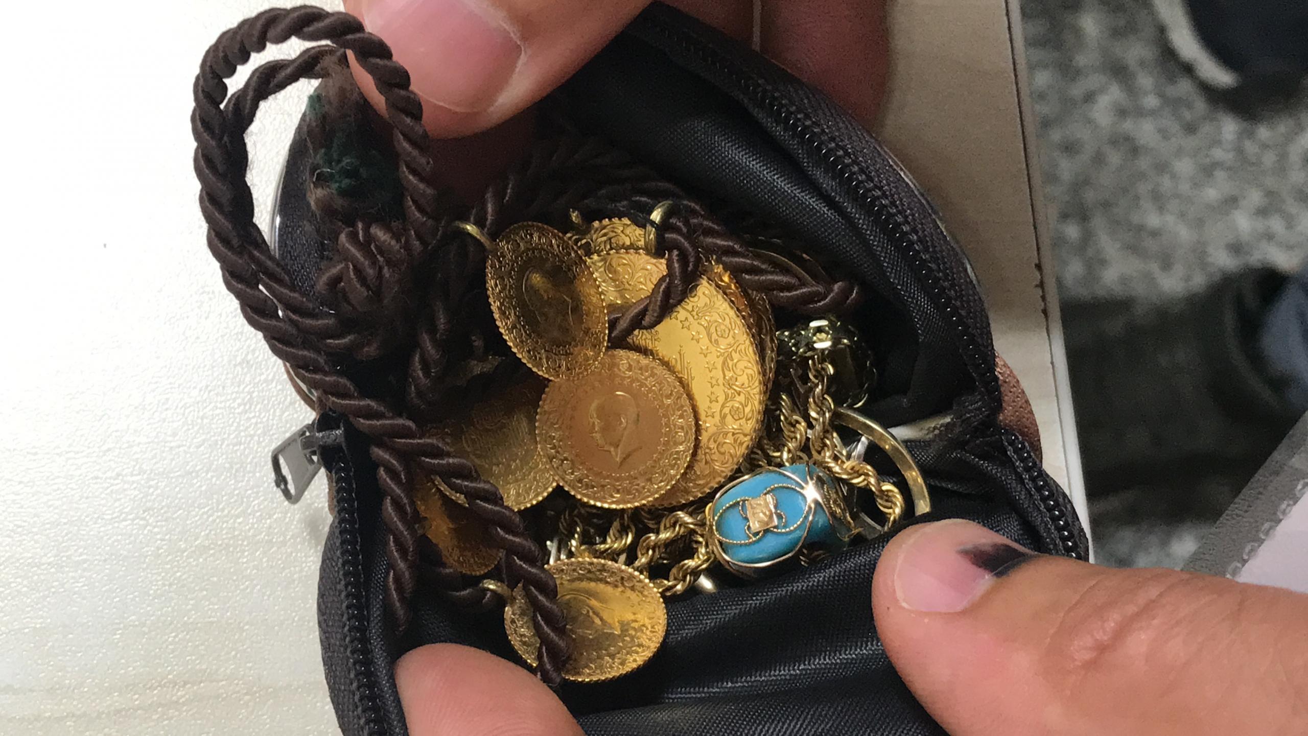 hastane otoparkında bulunan altınlar emniyete teslim edildi