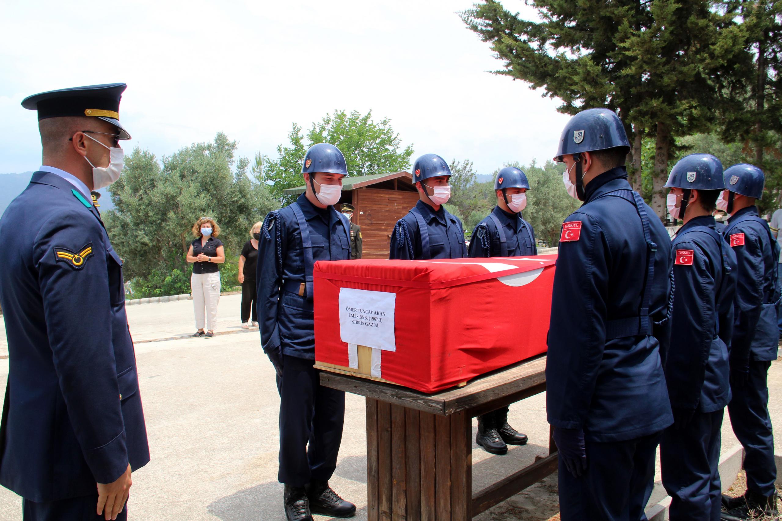 vefat eden Kıbrıs gazisi son yolculuğuna uğurlandı