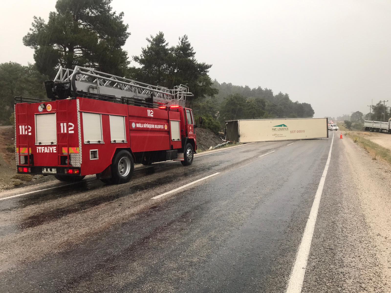 Muğla'da tır devrildi: 1 yaralı
