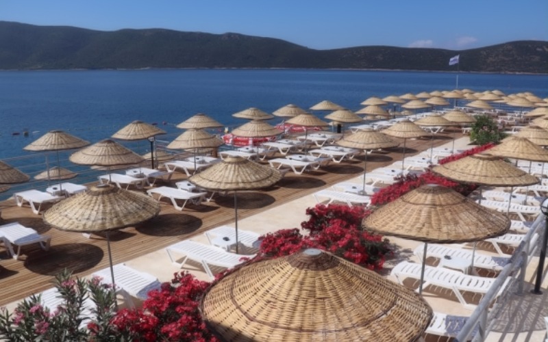 BAKANLIĞIN HALK PLAJI AÇILDI