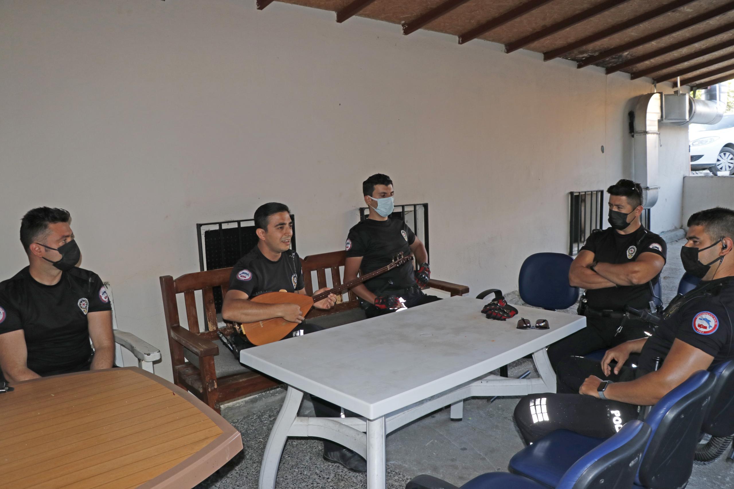 Görev yapan polis memuru müzik tutkusuyla meslektaşlarına da moral oluyor