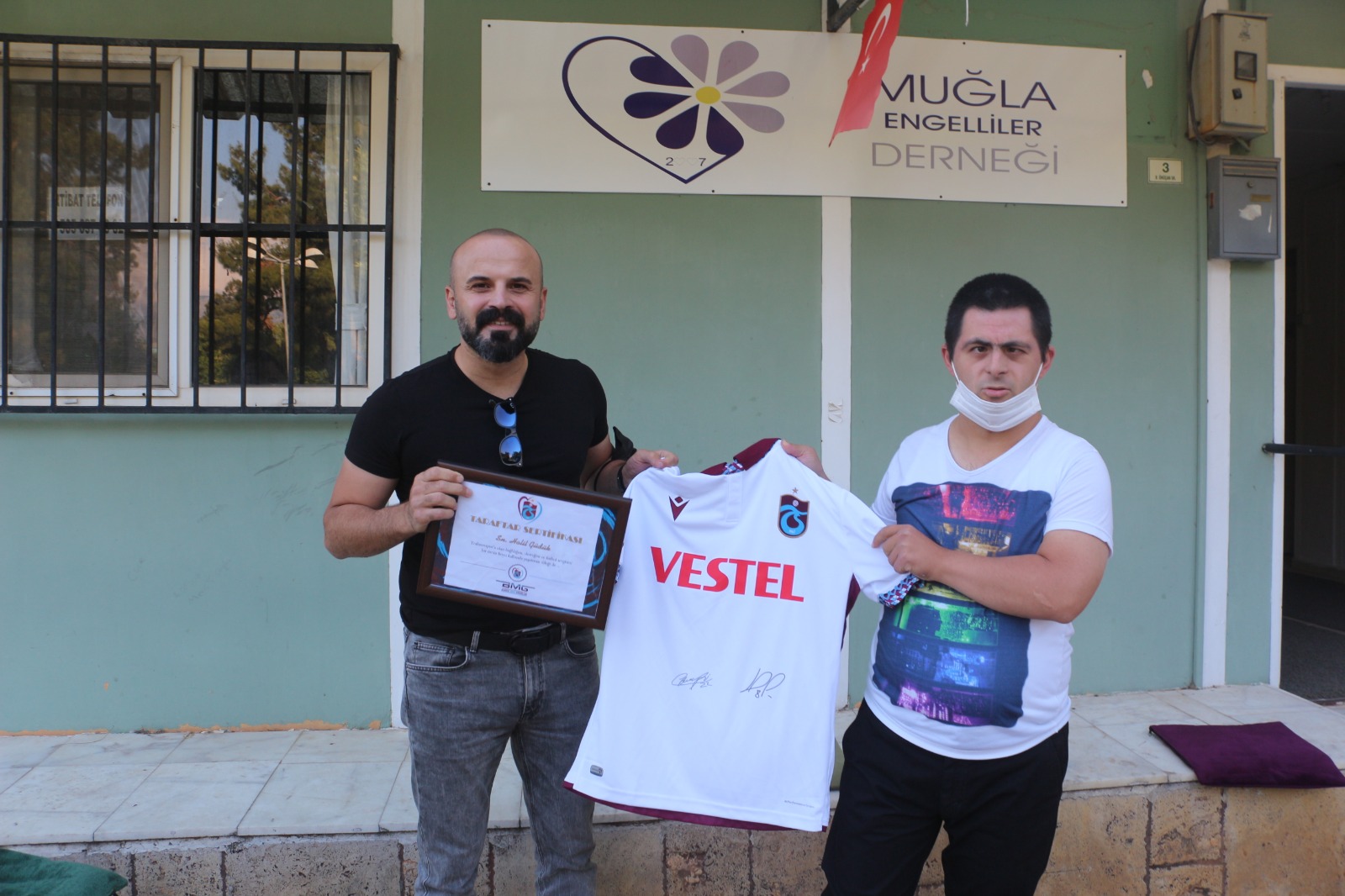 Bordo Mavi Gönüllüler’den özel bireylere forma hediyesi