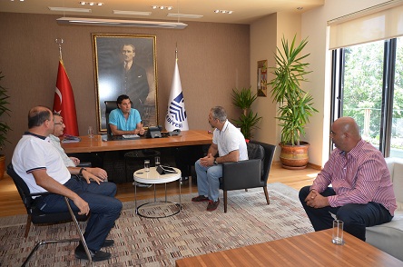 Yerli esnaf işyeri fazlalığından şikayetçi