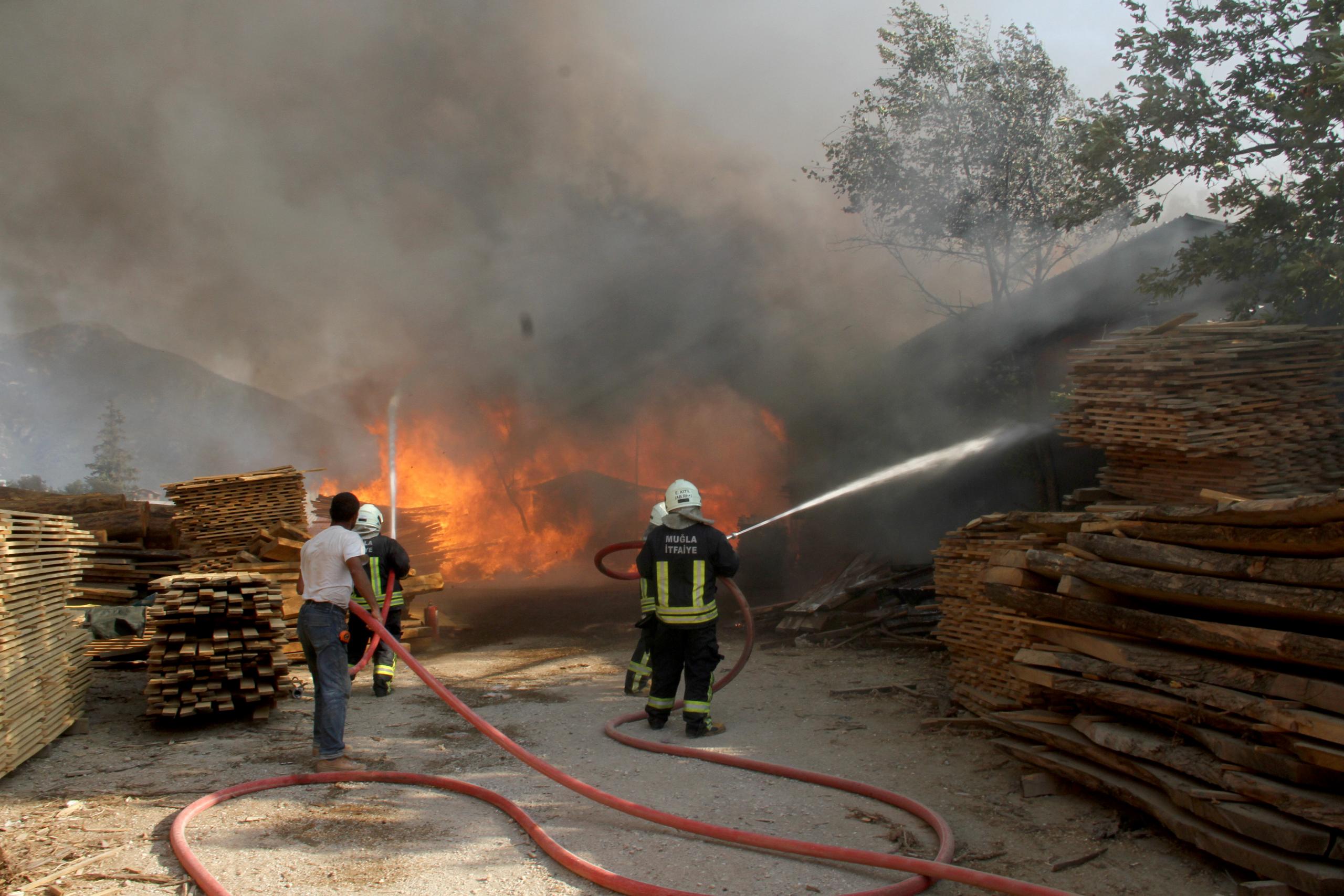Muğla'da marangoz atölyesinde çıkan yangın söndürüldü