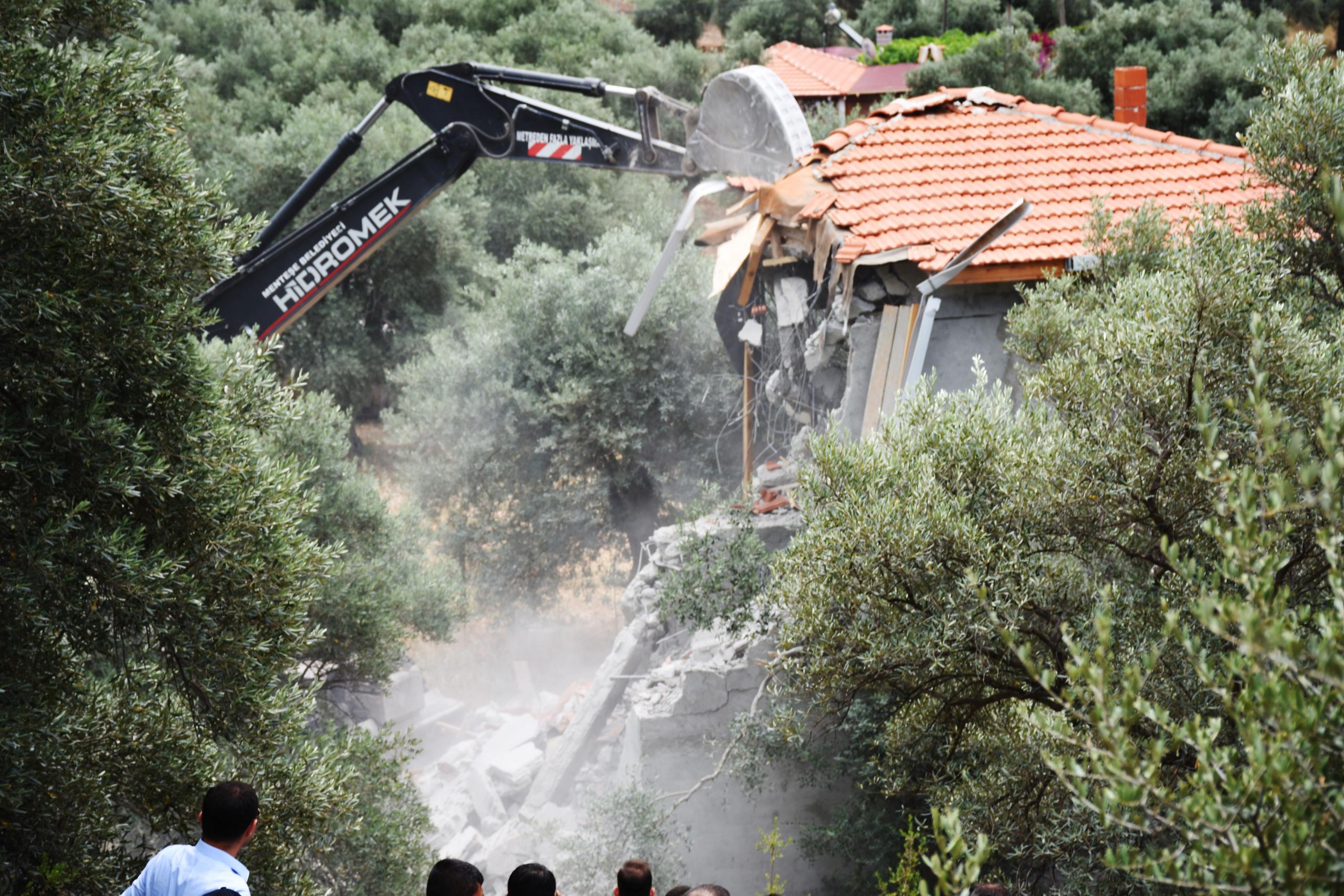 Akbük Koyu'nda kaçak yapıların yıkımı sürüyor