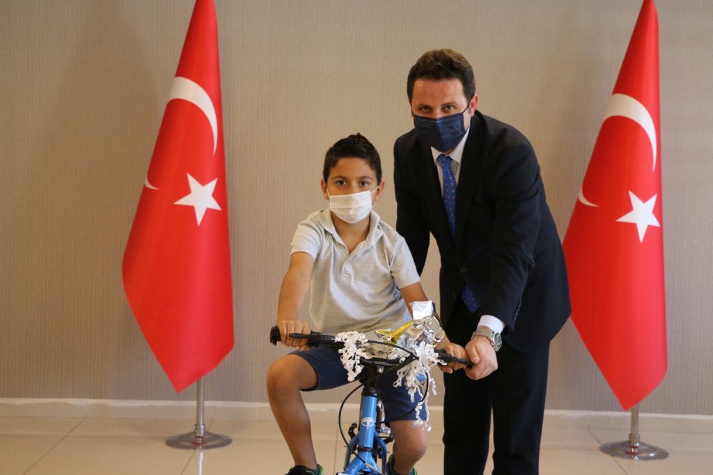 YETENEKLİ ÖĞRENCİLERE BİSİKLET ÖDÜLÜ