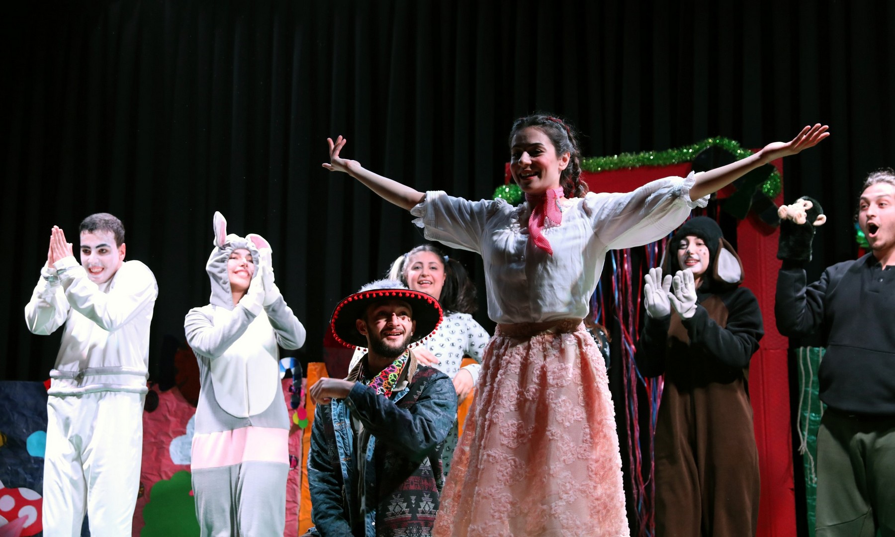 MENTEŞE BELEDİYE TİYATROSU PERDELERİNİ AÇIYOR