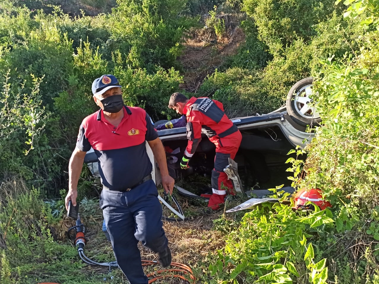 dereye yuvarlanan otomobilde sıkışan sürücü kurtarıldı