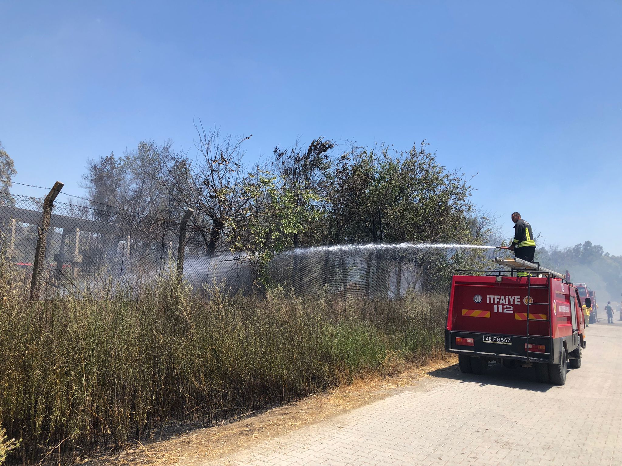 Muğla'da orman ve makilik alanda çıkan yangın söndürüldü