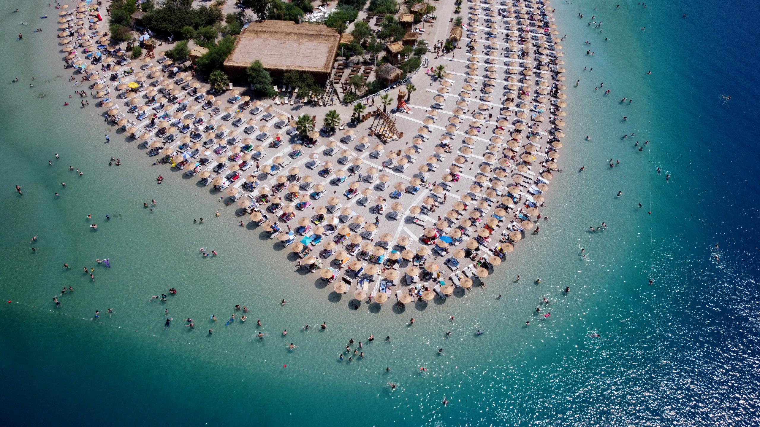 Muğla'nın turistik ilçelerindeki sahillerde sıcak hava nedeniyle yoğunluk yaşandı