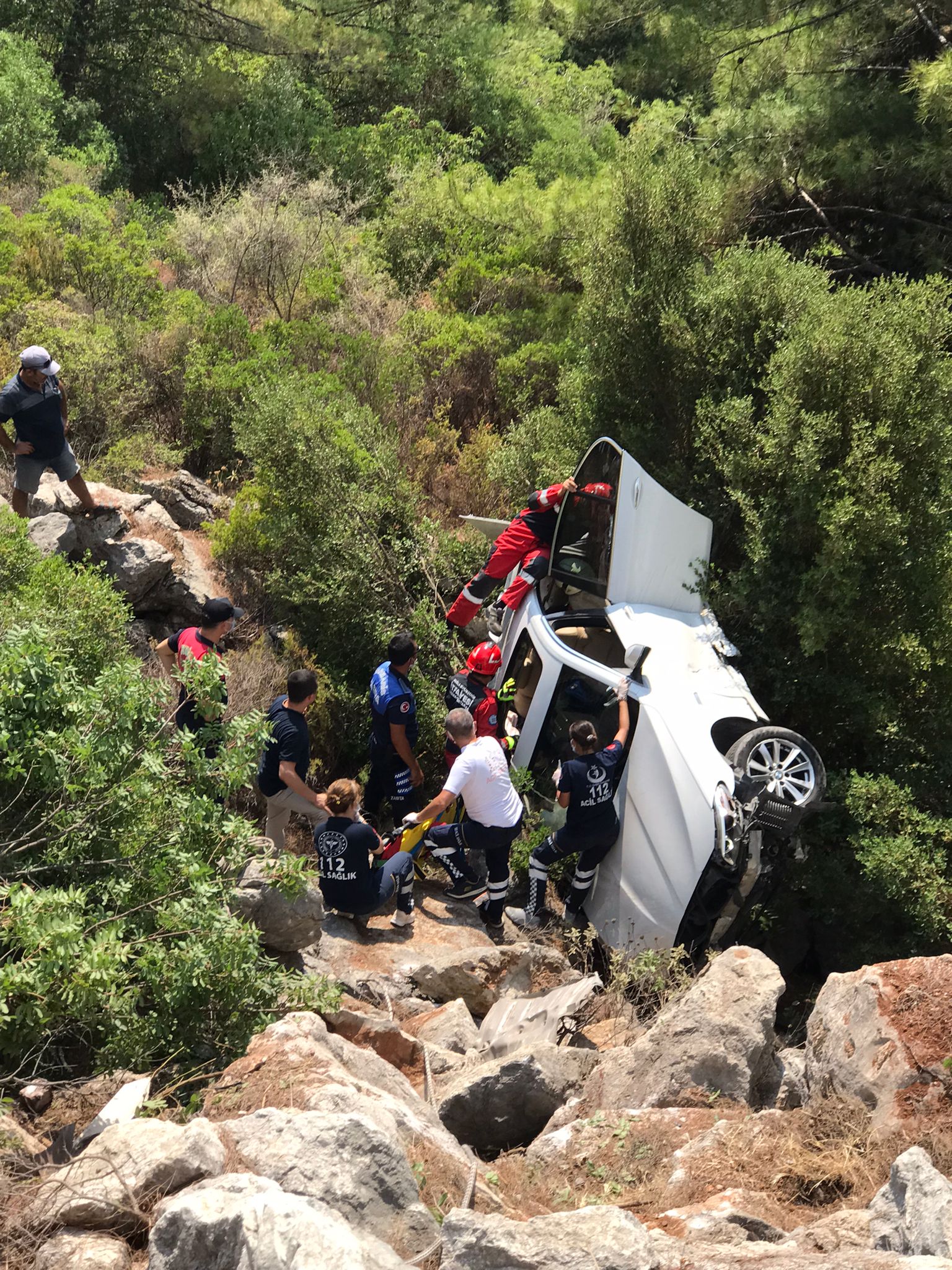 Marmaris'te uçuruma devrilen otomobilin sürücüsünü itfaiye kurtardı