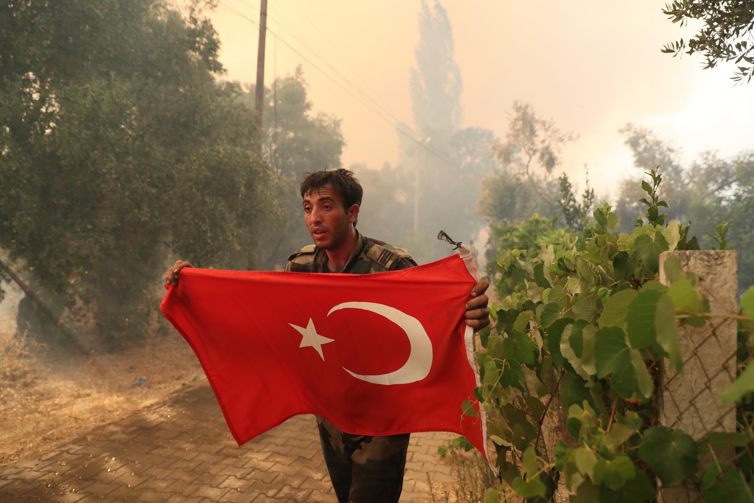 Marmaris'teki orman yangınında görevli Azerbaycanlı itfaiyecilerin Türk bayrağı duyarlılığı