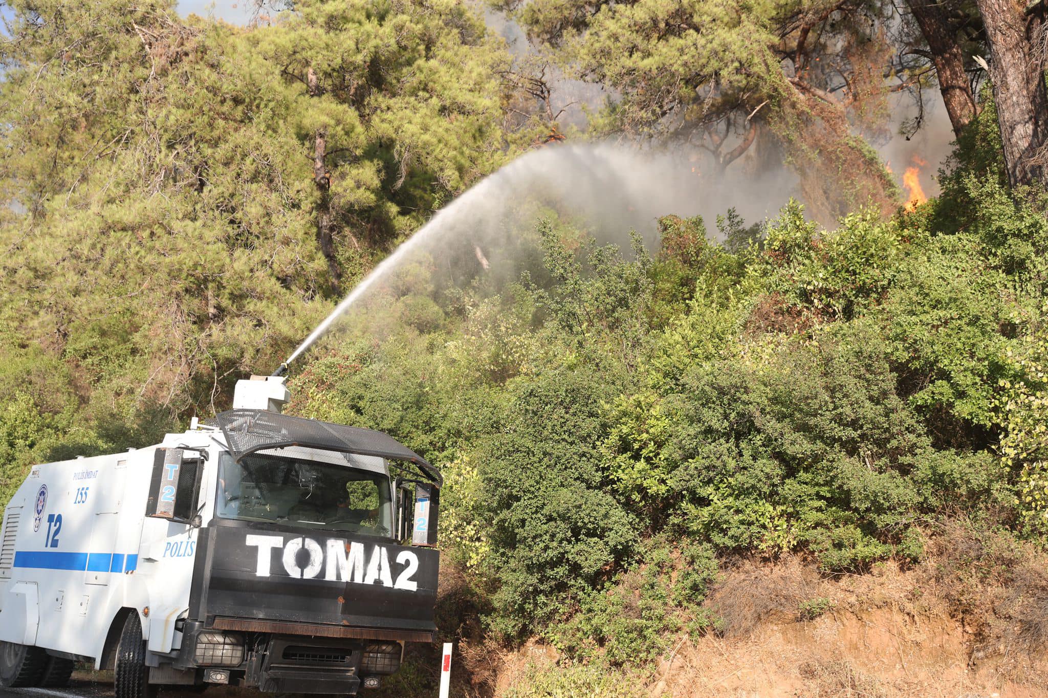 Emniyet Teşkilatından Muğla'daki orman yangını olan ilçelere destek