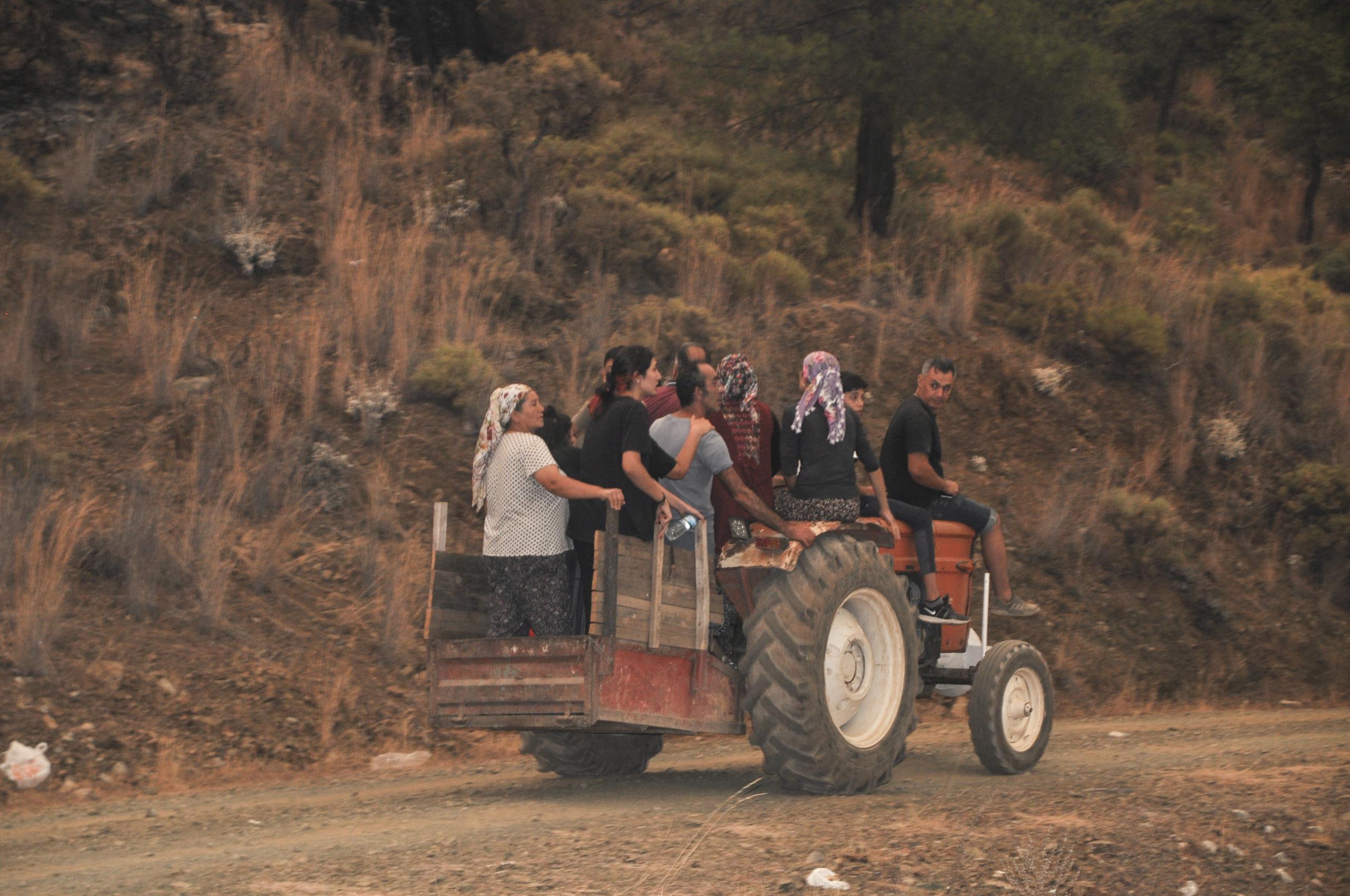 Köyceğiz'de orman yangınlarının tehdit ettiği bir mahalle daha boşaltıldı