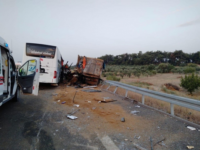 Manisa'da yolcu otobüsü tıra çarptı: 6 can kaybı