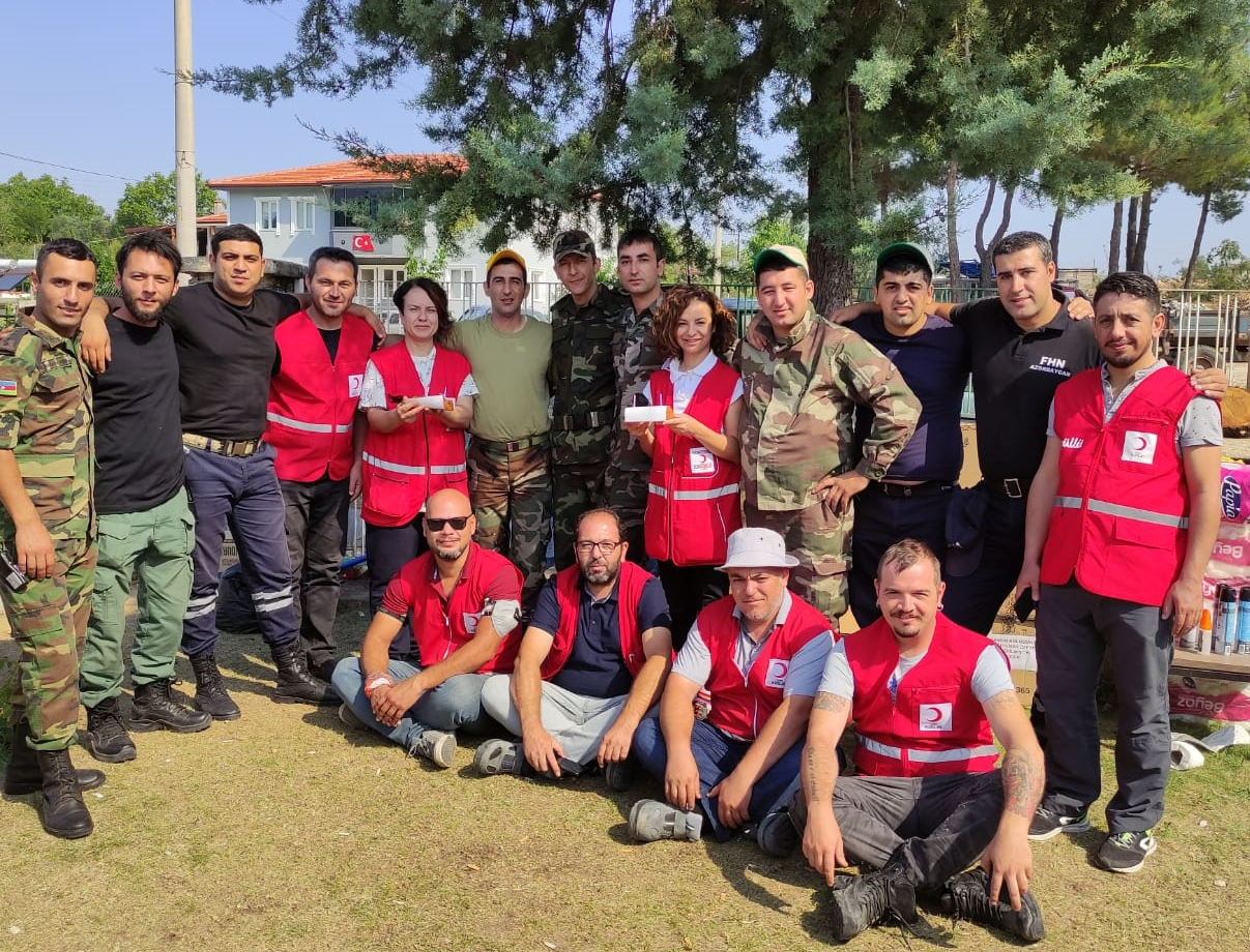 Türk Kızılaydan, Muğla'da söndürme çalışması yürüten Azerbaycan ekibine doğum günü sürprizi