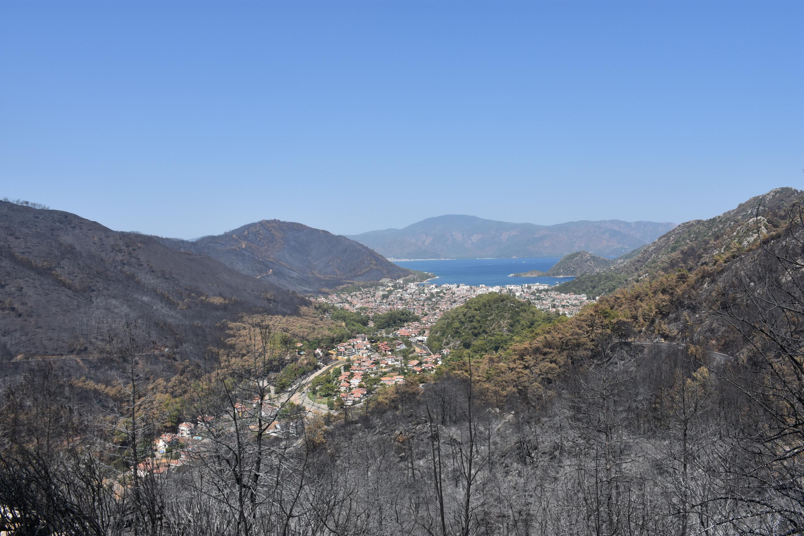 Marmaris'te yanan ormanlık alanların görüntüleri yaşanan tehlikenin büyüklüğünü gösteriyor