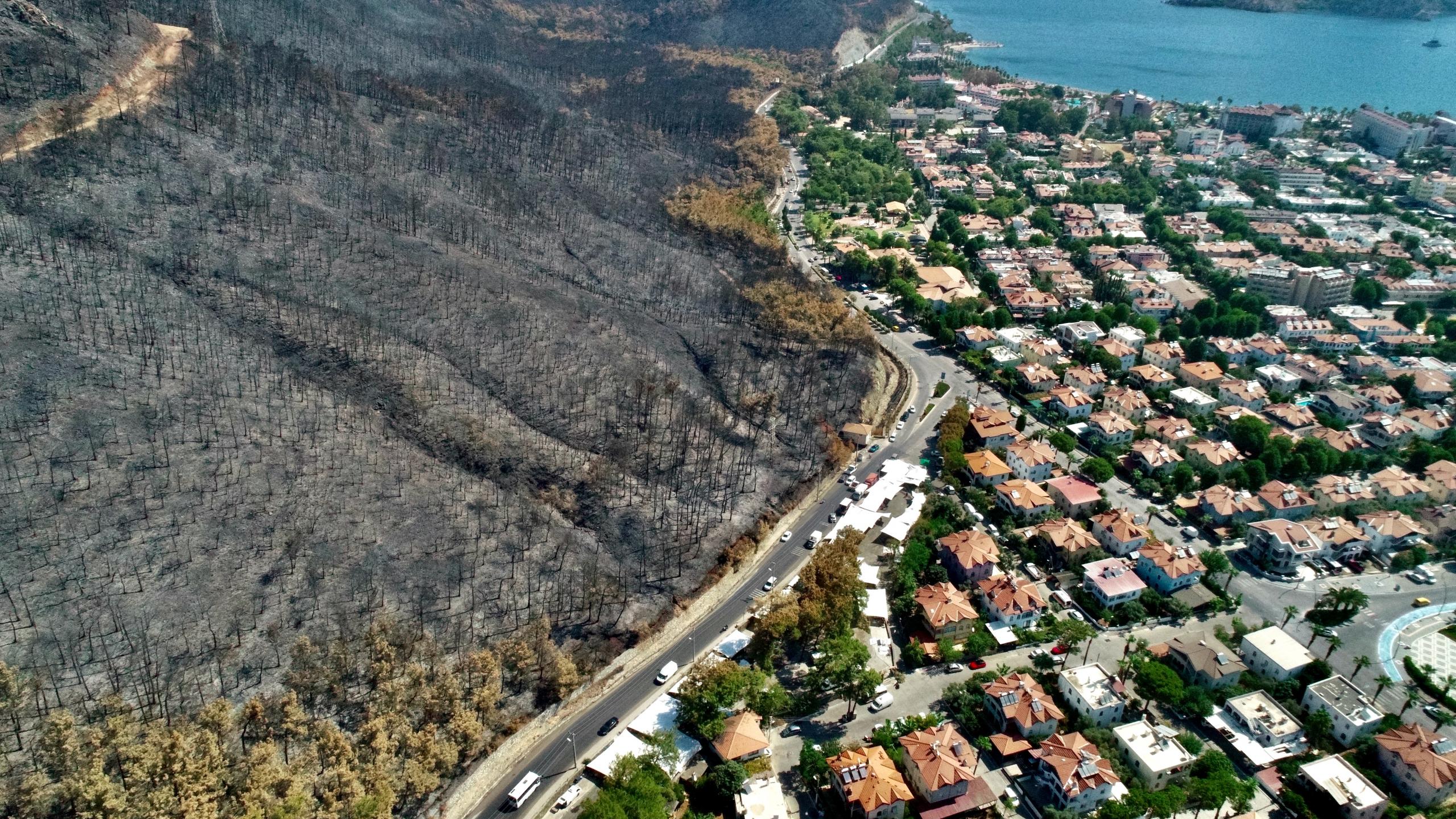 Marmaris'te  yanan alanların büyüklüğünü havadan görüntülendi