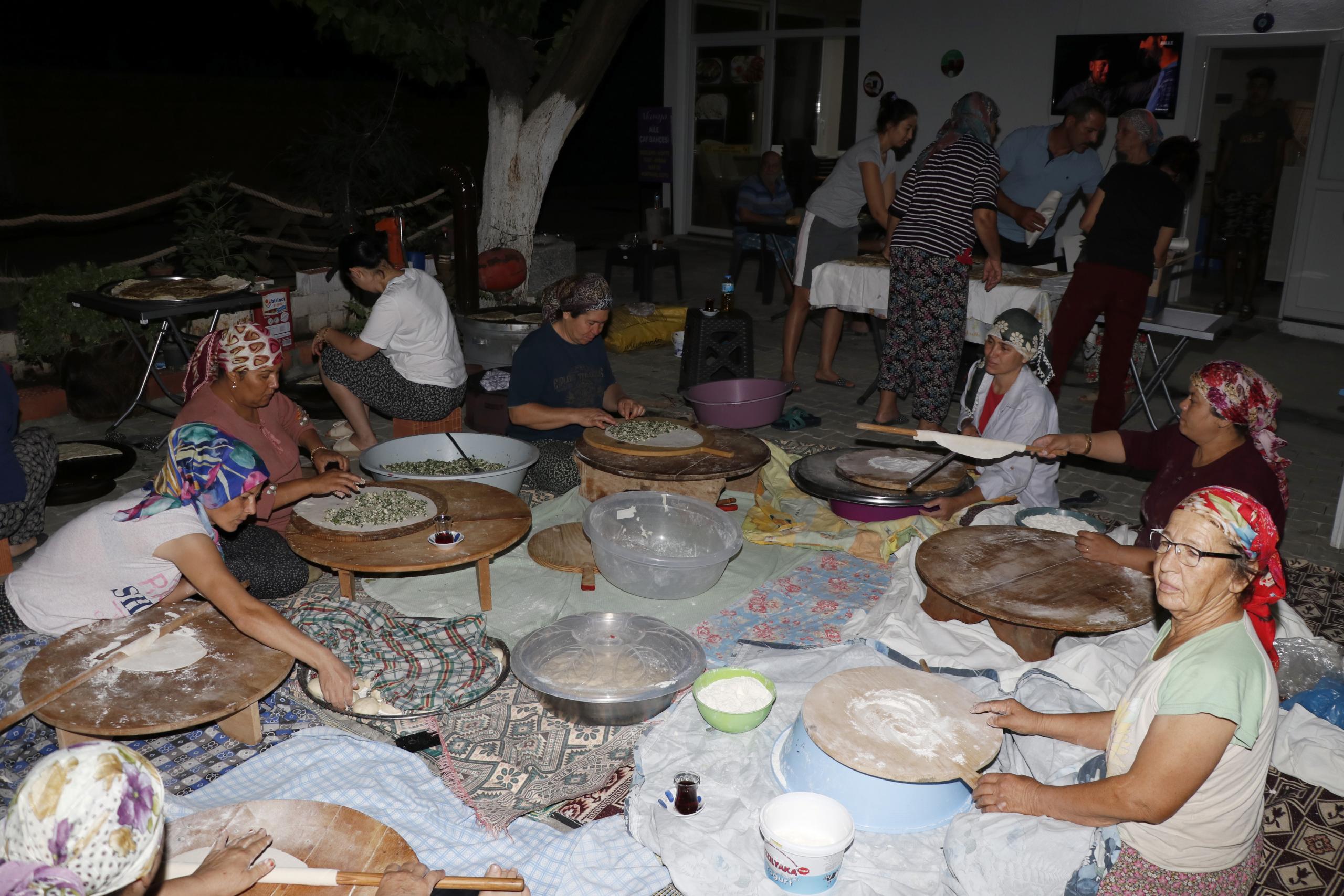 Köyceğizli kadınlar, orman işçileri için gün ışıyana kadar börek yapıyor