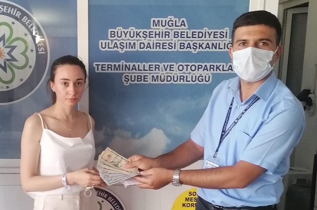 Bodrum'da otobüste bulunan bin 210 dolar, sahibi Rus turiste teslim edildi