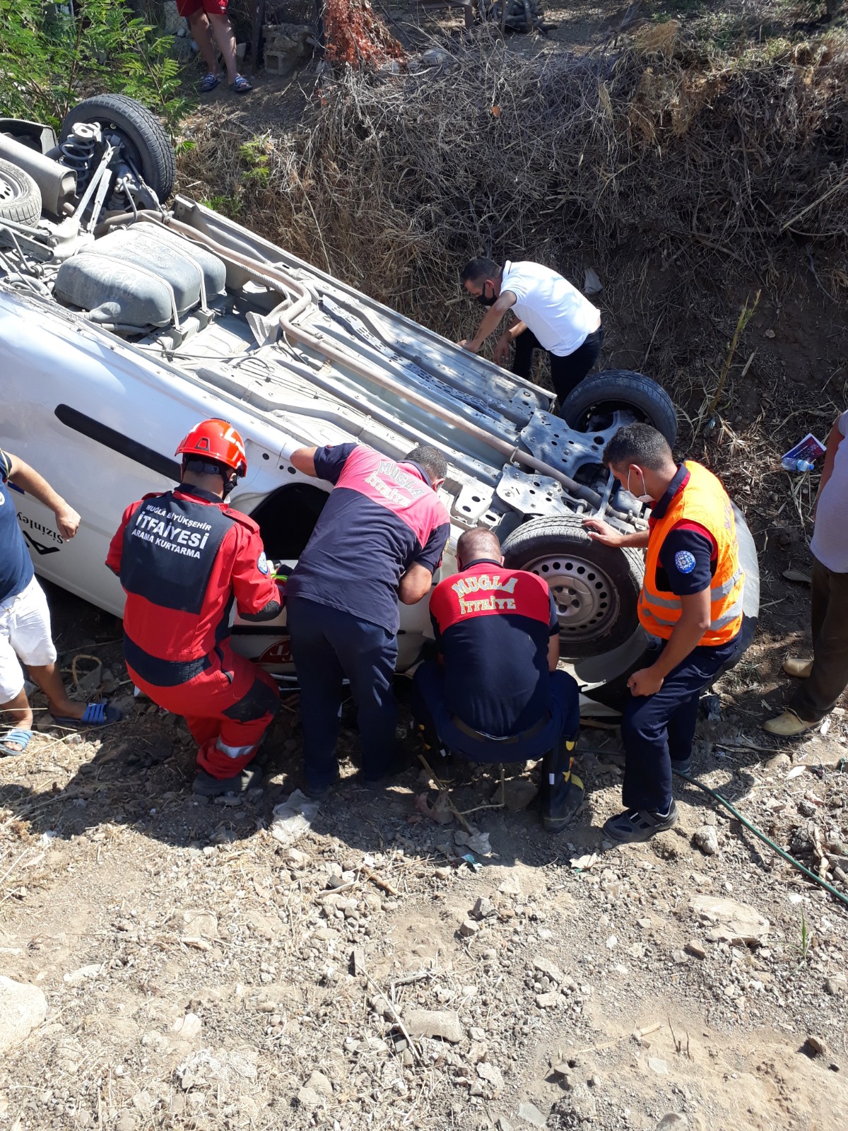 Muğla'da devrilen hafif ticari aracın sürücüsü yaralandı