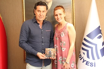 İlk albümünü Kocadon’a hediye etti