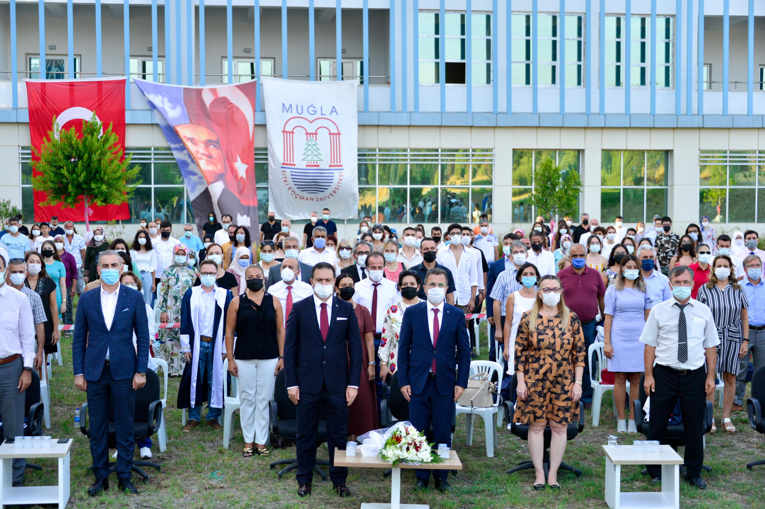 FETHİYE’DE ÖĞRENCİLER TÖRENLE MEZUN OLDU