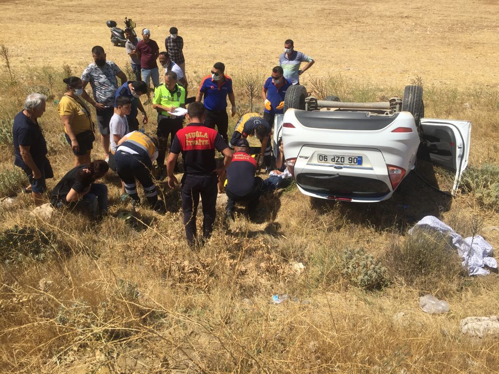 Muğla'da otomobil tarlaya devrildi: 3 yaralı