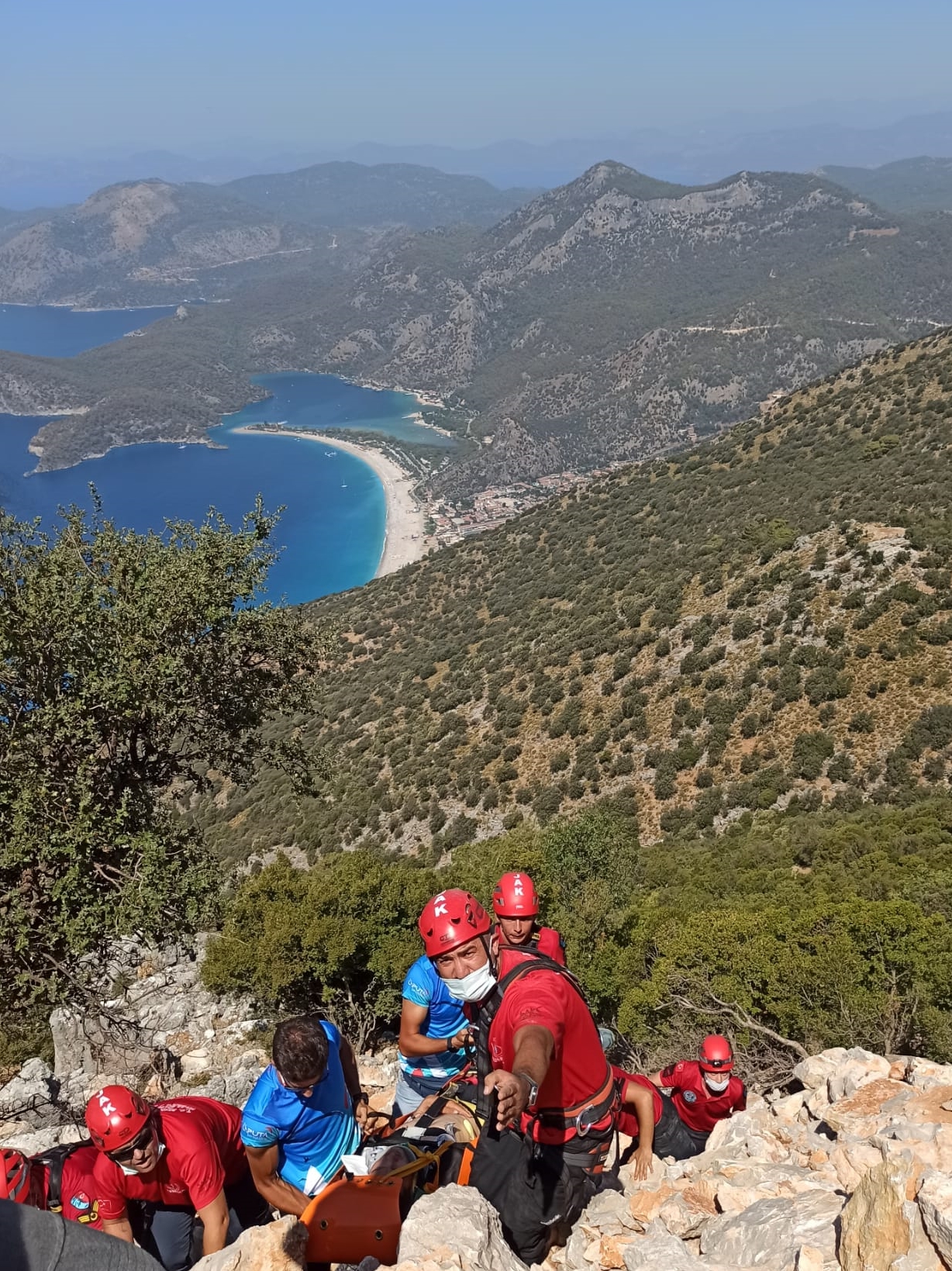 Muğla'da yamaç paraşütüyle kayalıklara düşen kişi yaralandı