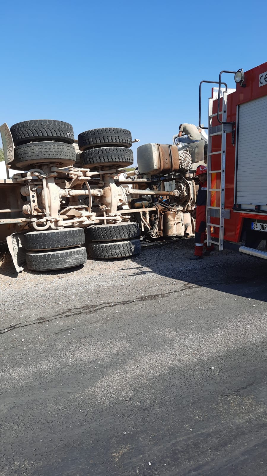 Bodrum'da devrilen beton mikserinin sürücüsü yaralandı