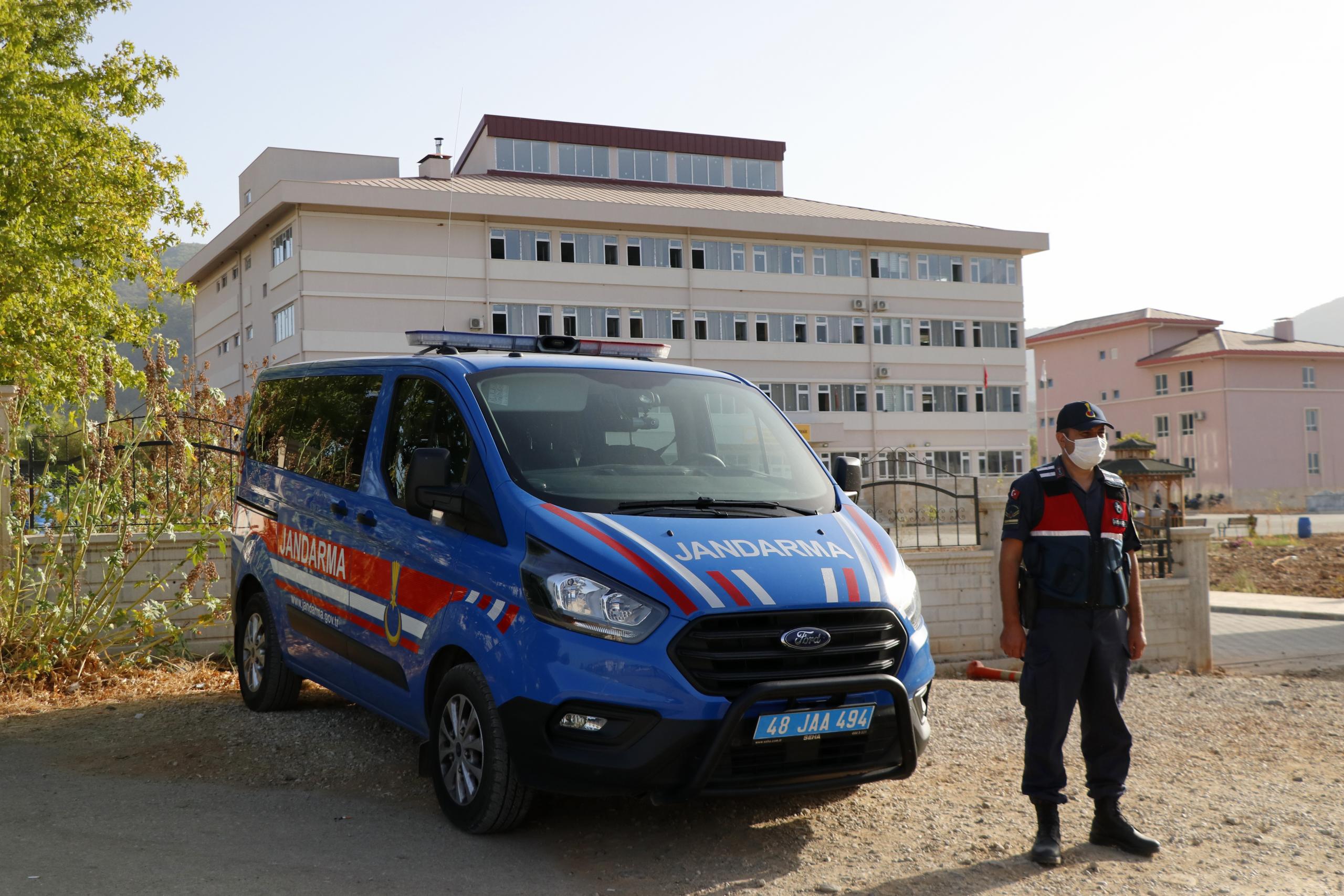 Fethiye'de jandarma ekiplerinden okullar bölgesinde sıkı denetim