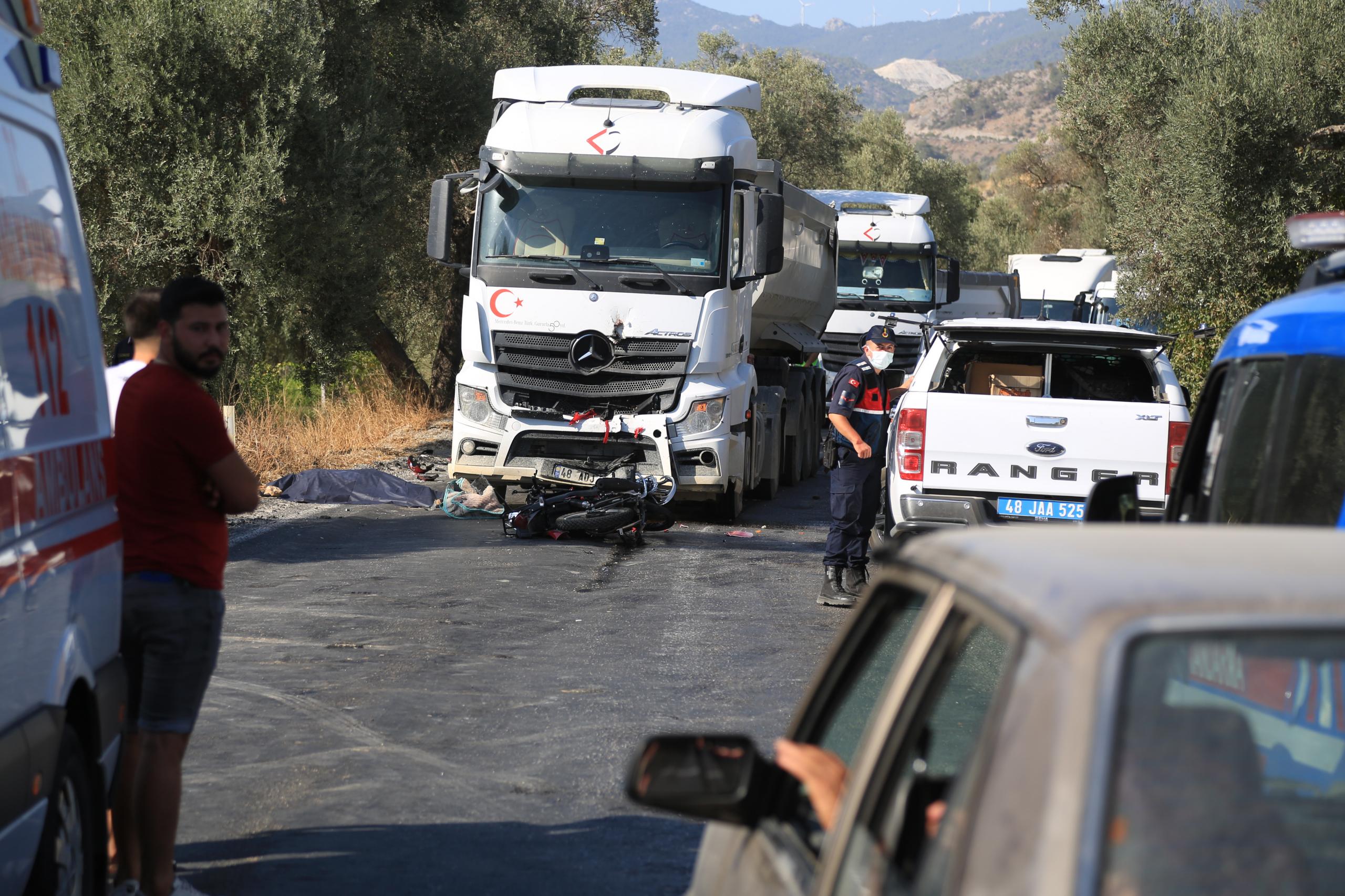 KAMYONLA ÇARPIŞAN MOTOSİKLETİN SÜRÜCÜSÜ ÖLDÜ