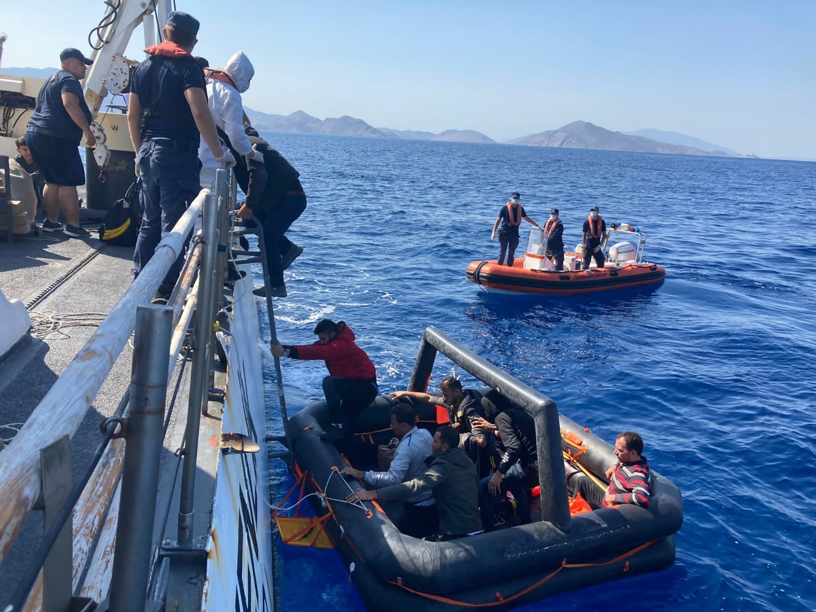 Türk kara sularına itilen bot ve can salındaki 77 düzensiz göçmen kurtarıldı