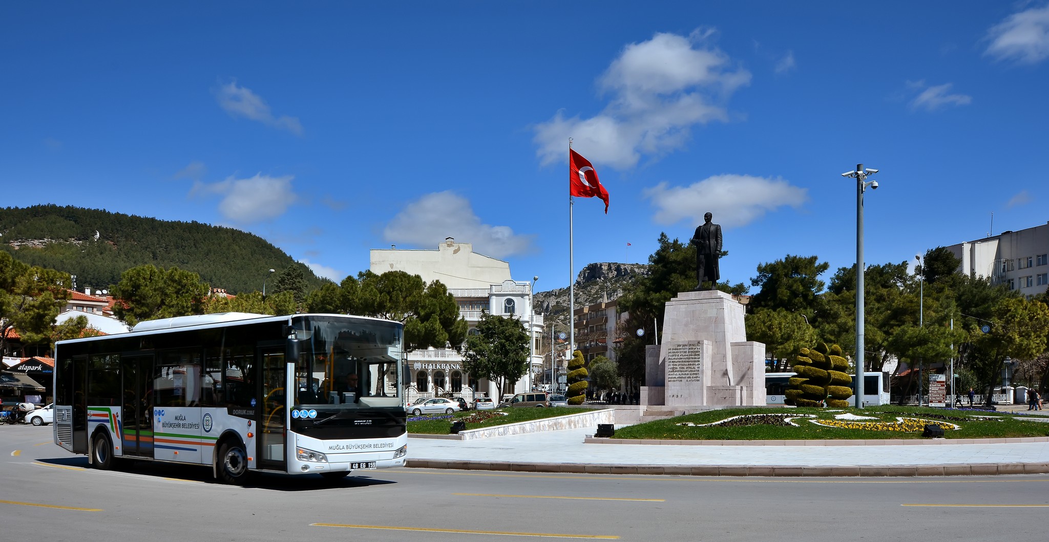 TOPLU TAŞIMA ÖĞRENCİLERİN HİZMETİNDE