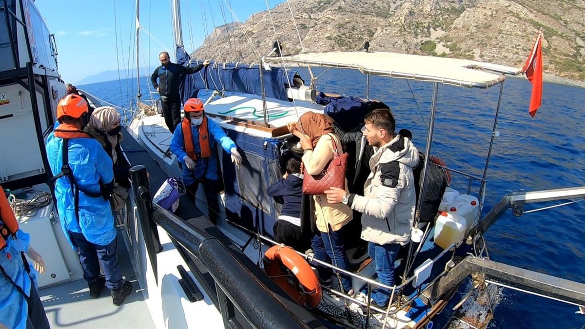 Muğla açıklarında yakalanan 25 düzensiz göçmen karaya çıkarıldı