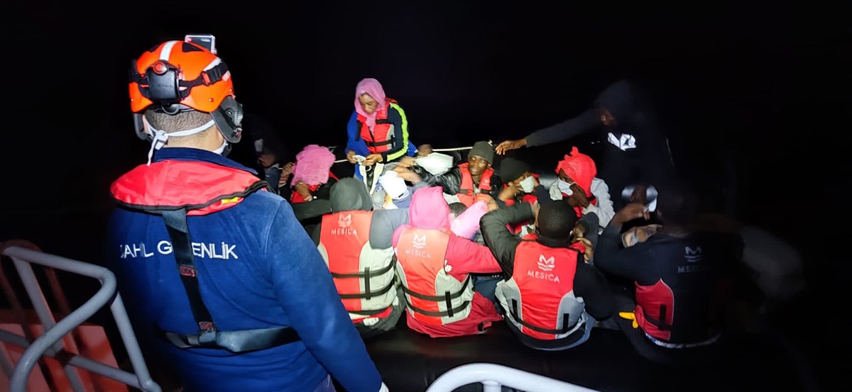 Türk kara sularına geri itilen 71 düzensiz göçmen kurtarıldı