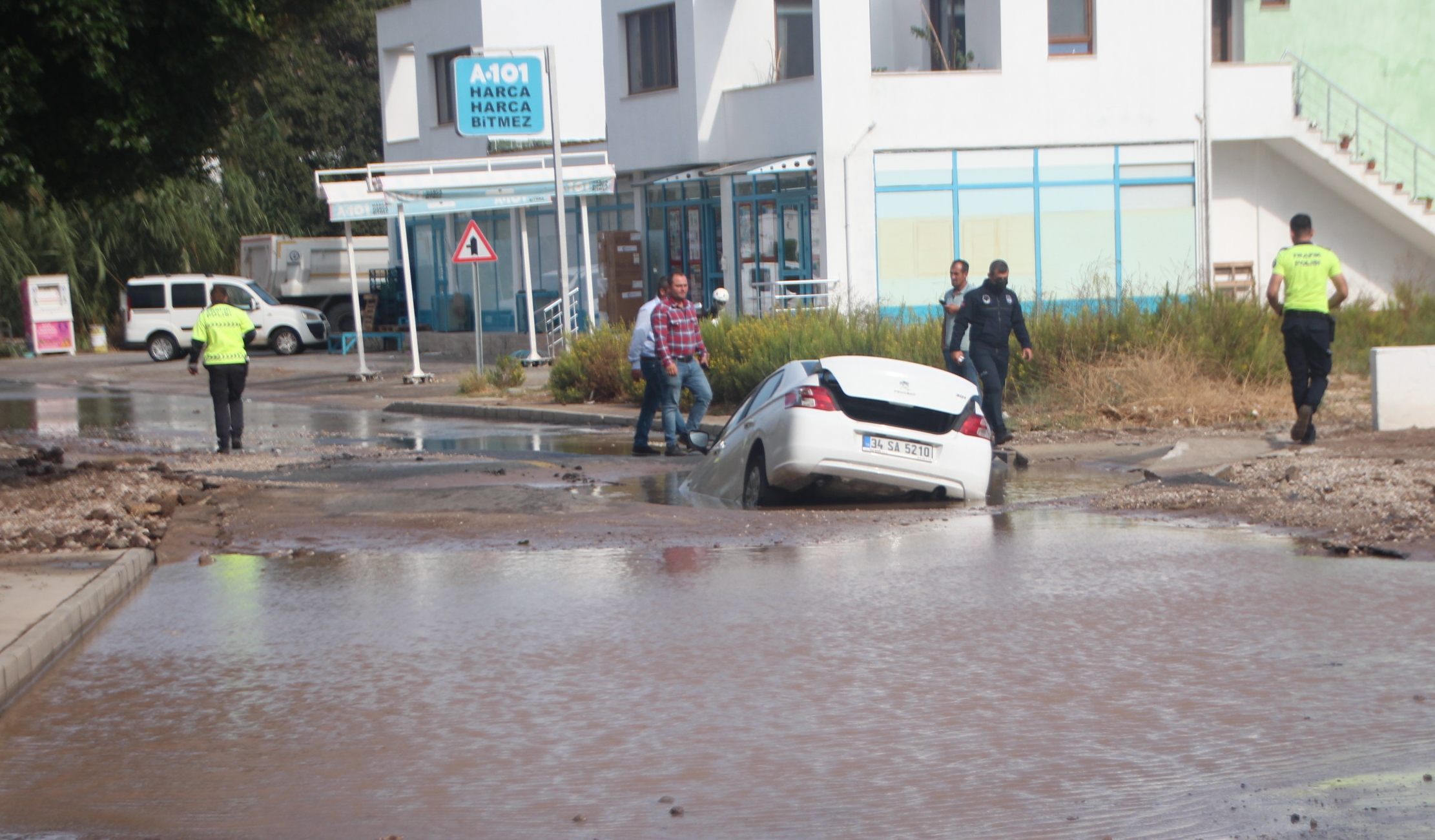 Bodrum'da otomobil içme suyu hattı çukuruna düştü