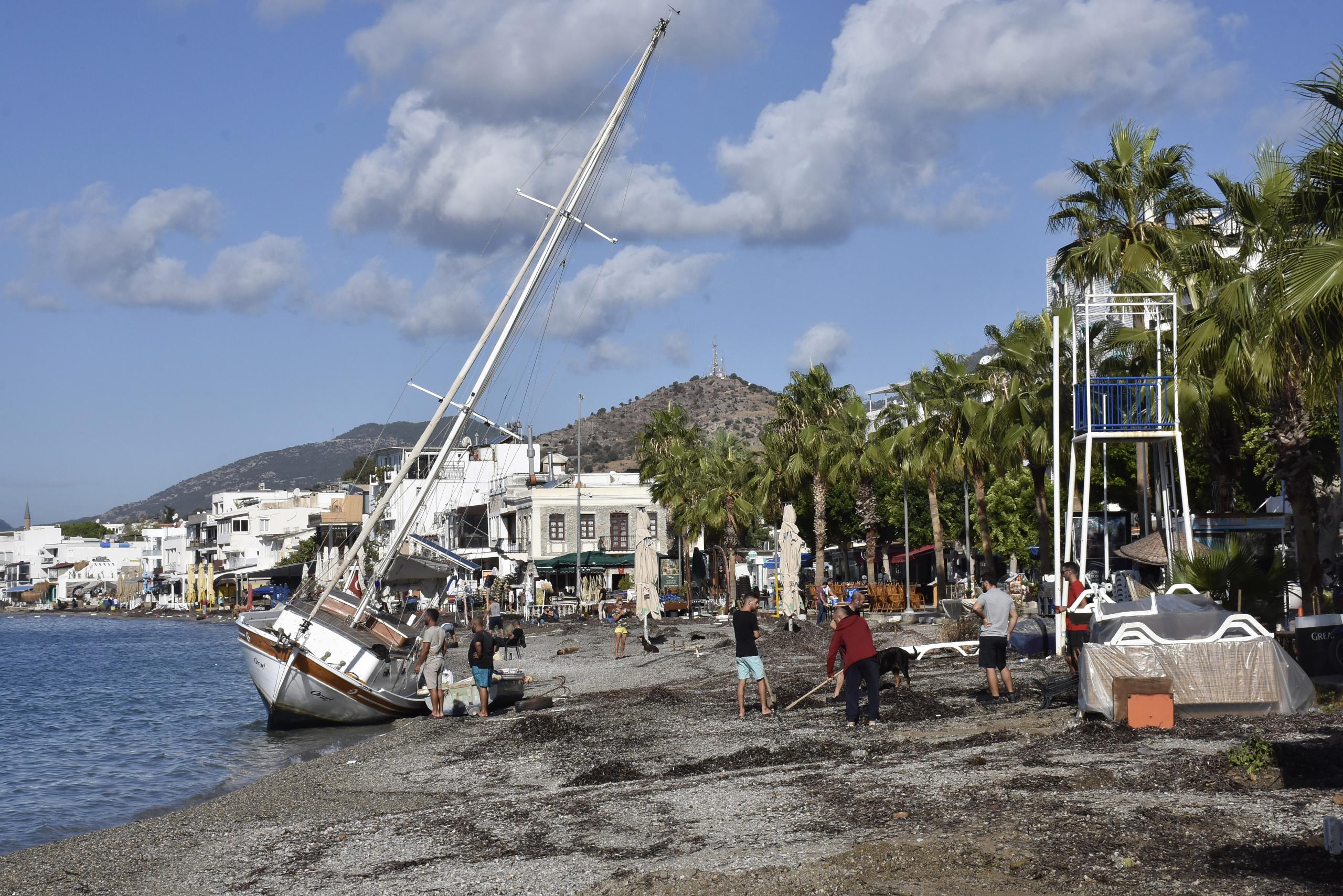 Bodrum'da bir tekne kuvvetli rüzgar nedeniyle karaya oturdu