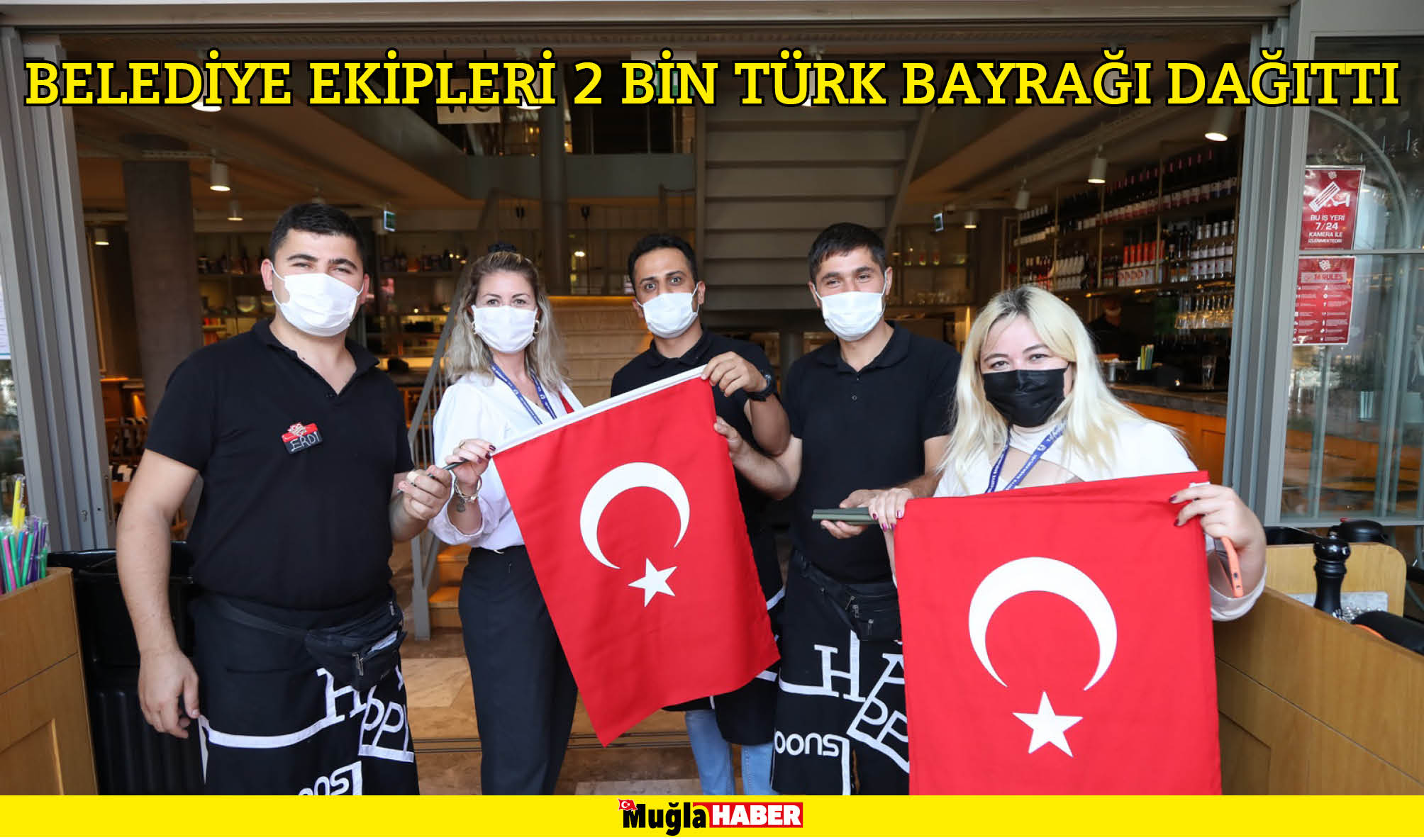 BELEDİYE EKİPLERİ 2 BİN TÜRK BAYRAĞI DAĞITTI