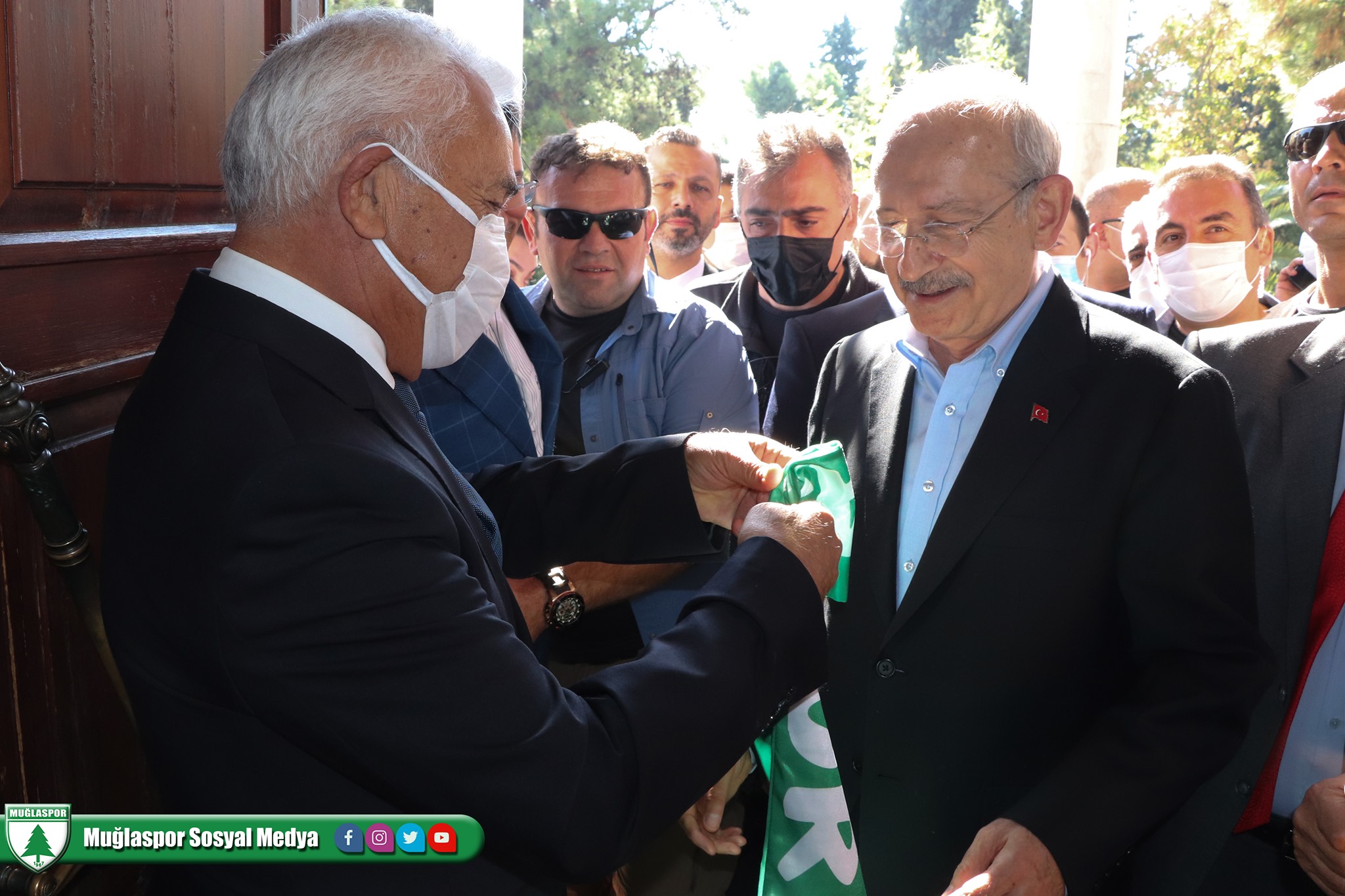 Kılıçdaroğlu’na Muğlaspor atkısı takdim edildi