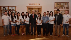 Gürün’den tiyatroculara plaket