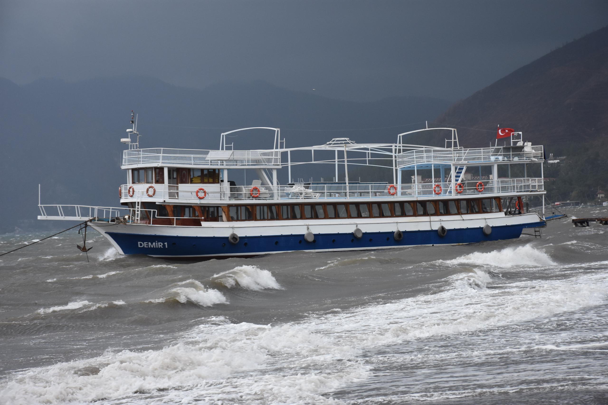 Marmaris'te iki tekne fırtına nedeniyle karaya oturdu