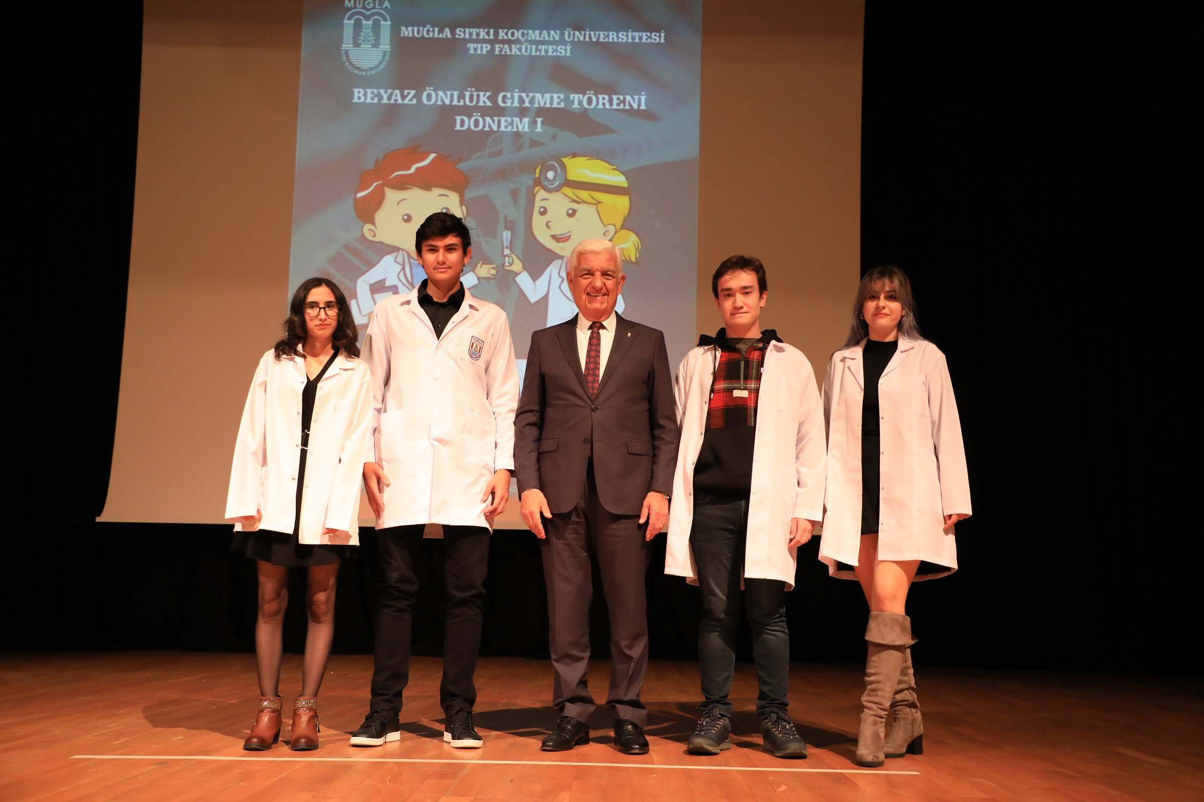 Doktor Başkan, geleceğin hekimlerine beyaz önlük giydirdi