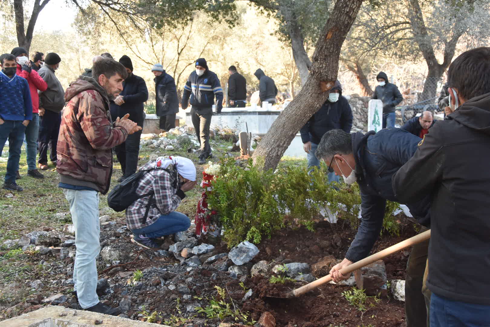 odasında ölü bulunan 17 yaşındaki genç kızın cenazesi defnedildi